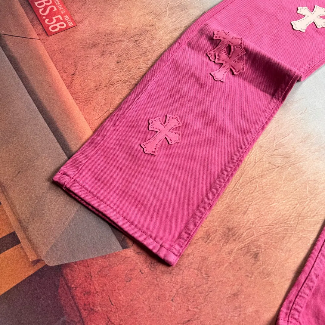 🅿️310 🔘Style No.-KL116 🔘Cro Heart𝐂𝐡𝐫𝐨𝐦𝐞 𝐇𝐞𝐚𝐫𝐭 Sex Records Series CH Girls Barbie Pink Leather Jeans* #Dopamine Personalized Jeans, Unlock New Street-Exploding Stances These pants can be called the soul item of dopamine style, an indispensable treasure in the wardrobe of fashionable people! It is the same style as the star, favored by many fashion bloggers, and popular all over the Internet. The new model achieves the ultimate in version and upper body effect. To create it, it took the same amount of time to make 20 short sleeves, which shows the complexity of the craftsmanship. The fabric is made of high-quality imported denim, which has a unique high-end texture. After many washes and proofing, the perfect color and texture were finally achieved. The moment you put it on, you can not only feel the comfort of the fabric, but also easily create an effortless sense of fashion, making you the center of attention wherever you go.  Size: XS M L (26.28.30.32) Color: Pink